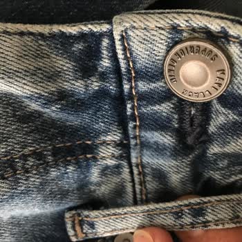 Mavi Marka Jeans'in Düğmesi Koptu.
