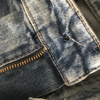 Mavi Marka Jeans'in Düğmesi Koptu.