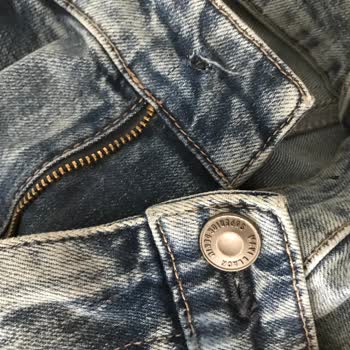 Mavi Marka Jeans'in Düğmesi Koptu.