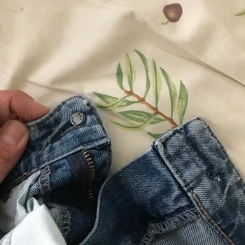 Mavi Marka Jeans'in Düğmesi Koptu.