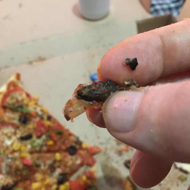 Domino's Pizza'da Çıkan Zeytin Çekirdeği