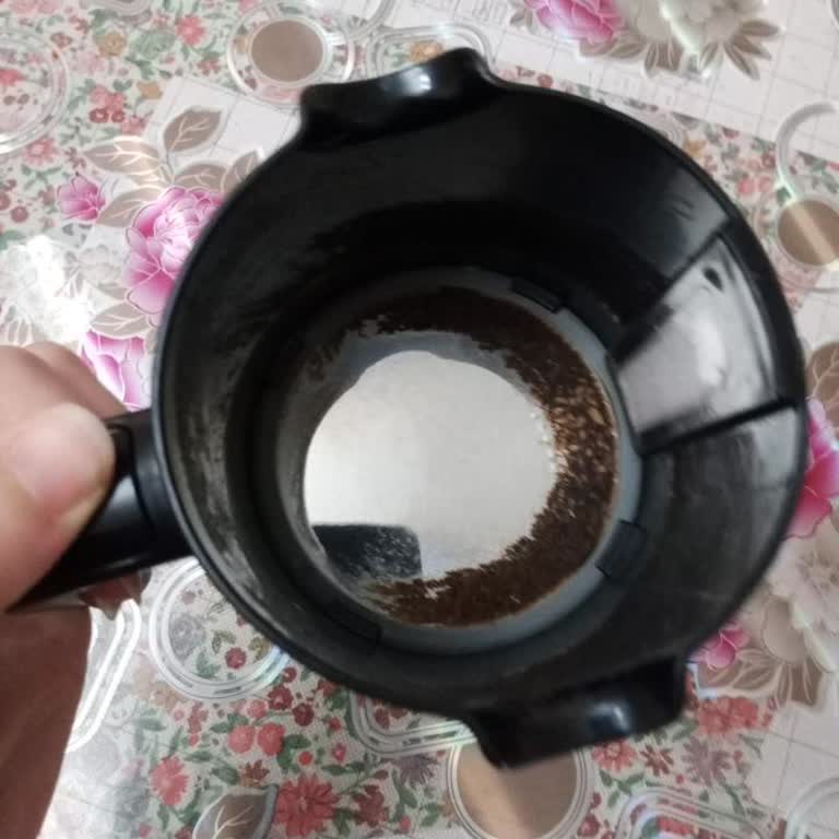 Karaca Züccaciye Karaca Kahve Mak Altına Yapıştırıyor.