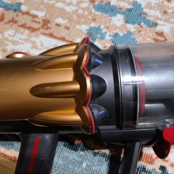 Dyson V12 Süpürge Gövde Silikon Dökülmesi