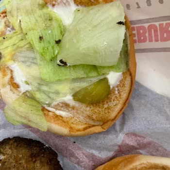 Burger King Şubesinden Ne Yaparsak Yapalım Düzgün Hizmet Alamıyoruz.