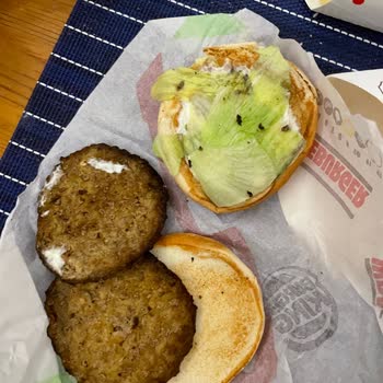 Burger King Şubesinden Ne Yaparsak Yapalım Düzgün Hizmet Alamıyoruz.