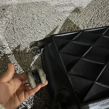 Öz Has Bingöl Turizm Kırılan Bavul Ve Muavinin Hiçbir Şey Demeden Gitmesi