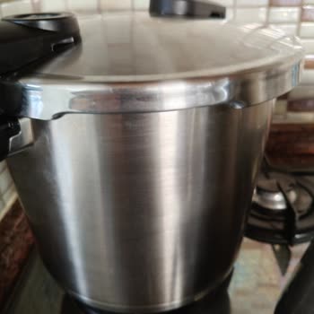Metro Market Ve Gurur Tekstil Fissler Düdüklü Tencere