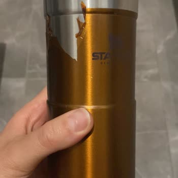 Stanley Termos Dış Kaplamanın Soyulması