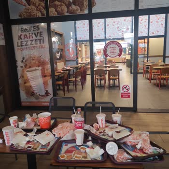 Popeyes Temizlik Yapılmamış, Her Yer Çöp İçinde