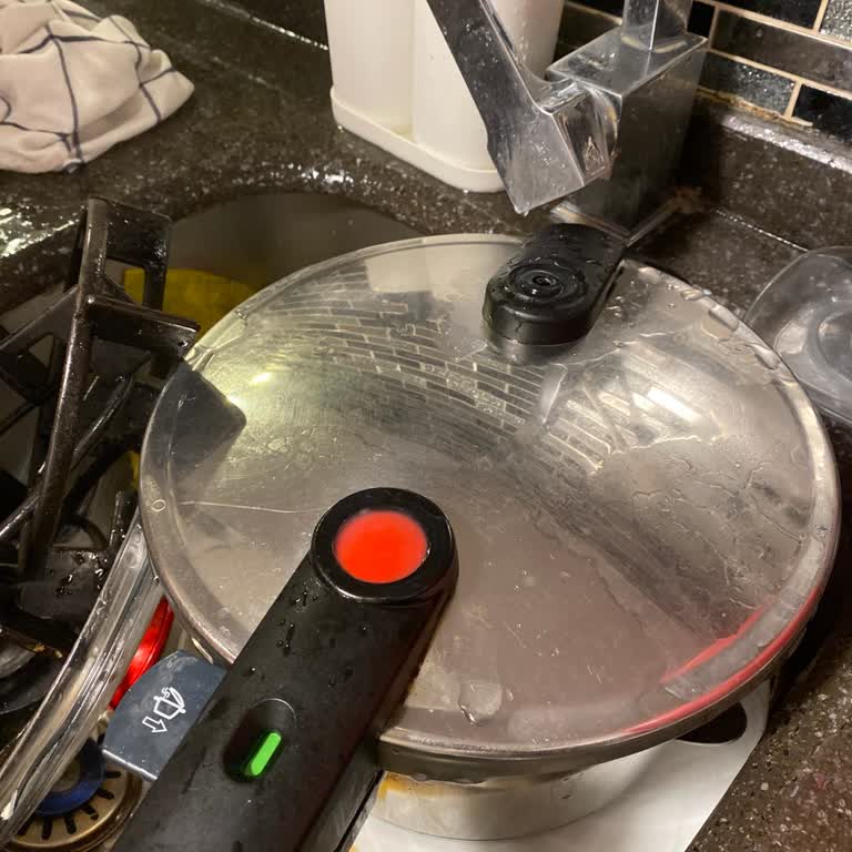 Fissler Gösterge Kapağı Fırladı Ve Kaynak Yemek Suları Püskürdü