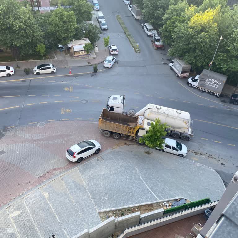 Emniyet Genel Müdürlüğü Aylardır Her Gün Kavşağa Uzun Araç Park!