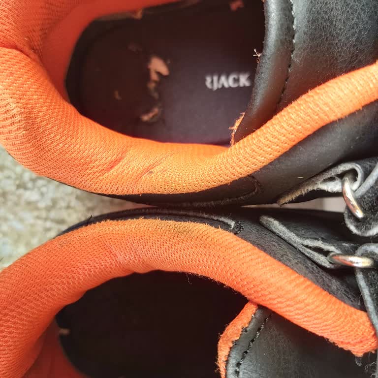 Lumberjack Ayakkabının İçinden Tabanı Çöktü