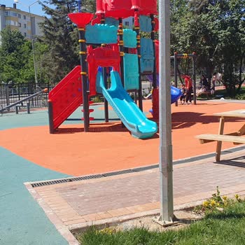 Kartal Belediyesi Çocuk Parkında Geçmeyen Keskin Kimyasal Kokusu