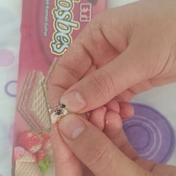 Eti Gıda Eti Hoşbeş Gofretten Böceğe Benzeyen Garip Siyah Bir Cisim Çıktı