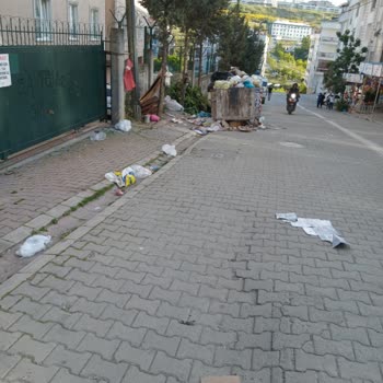 Esenyurt Belediyesi Kıraçta Çöplerin Etrafı Çok Pis, Ve Sokaklar Çöplük Gibi