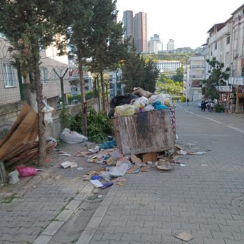 Esenyurt Belediyesi Kıraçta Çöplerin Etrafı Çok Pis, Ve Sokaklar Çöplük Gibi