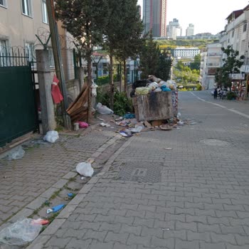 Esenyurt Belediyesi Kıraçta Çöplerin Etrafı Çok Pis, Ve Sokaklar Çöplük Gibi