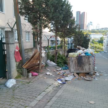 Esenyurt Belediyesi Kıraçta Çöplerin Etrafı Çok Pis, Ve Sokaklar Çöplük Gibi