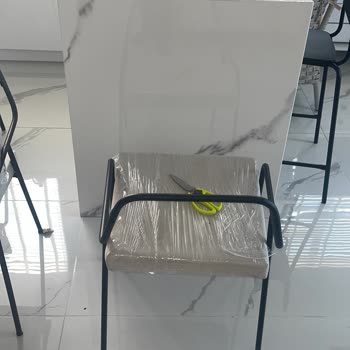 Trendyol Sandalye Aldık. Farklı Ürün Geldi. Değişim İçin Muhatap Bulamıyoruz