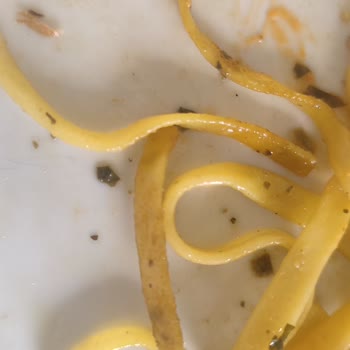 Green Salads Makarna Pişmemiş Ve Sertti