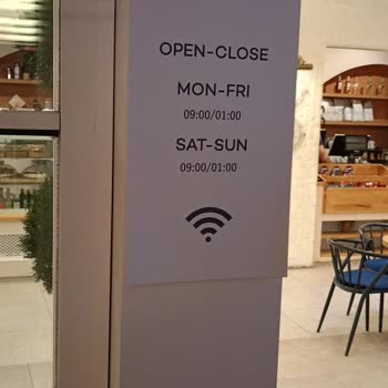 Coffeemania Çalışma Saatine Uyulmayıp Kahve İçerken Kafeden Çıkartmak.