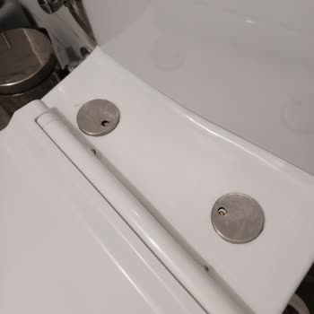 Bien Seramik Klozet Kapağı Kırıldı Yerine Oturmuyor.