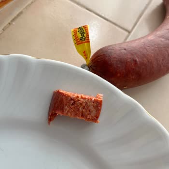 Beşler Sucuk Adlı Üründen Çıkan İnsan Kılı