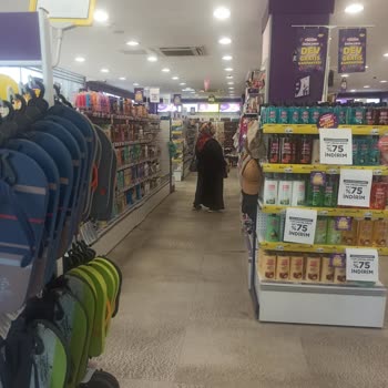Gratis Çalışanları Akrabalarını Diğer Müşterilerden Önce İçeri Aldı