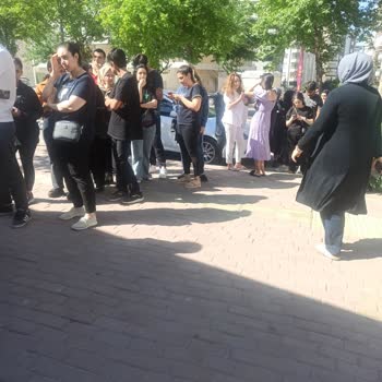 Gratis Çalışanları Akrabalarını Diğer Müşterilerden Önce İçeri Aldı