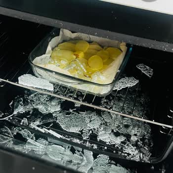 Simfer Fırın Camı Patladı