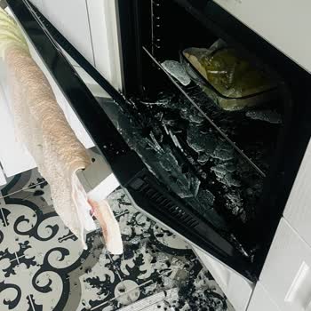 Simfer Fırın Camı Patladı