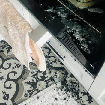 Simfer Fırın Camı Patladı