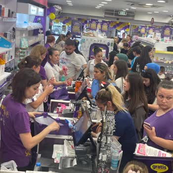 Gratis'in Çalışanları Hamile Yalanını Yutturup Sıraya Geçmesi