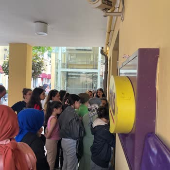 Gratis Mesai Saatinde Kapıları Kilitleyip İçeri Almıyor