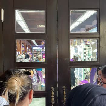 Gratis Mesai Saatinde Kapıları Kilitleyip İçeri Almıyor