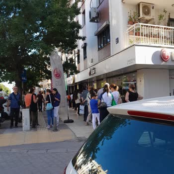 Gratis Çalışanları Alışveriş Sırası Bekleyen İnsanları Mağdur Etti