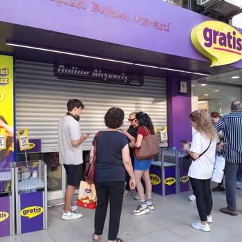 Gratis Çalışanları Alışveriş Sırası Bekleyen İnsanları Mağdur Etti