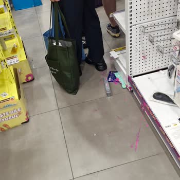 İzmir Mavibahçe Gratis'in Müşteriye Kotu Davranması