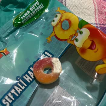 BİM Jelly Parti Şeftali Halkası Üzerinde Alçı Gibi Bir Malzeme Var