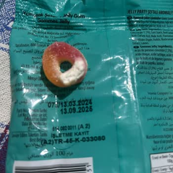 BİM Jelly Parti Şeftali Halkası Üzerinde Alçı Gibi Bir Malzeme Var