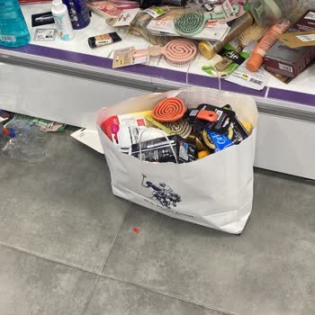 Gratis Personel Alaycı Tavır Ve Kasada İşlem Yapmaması