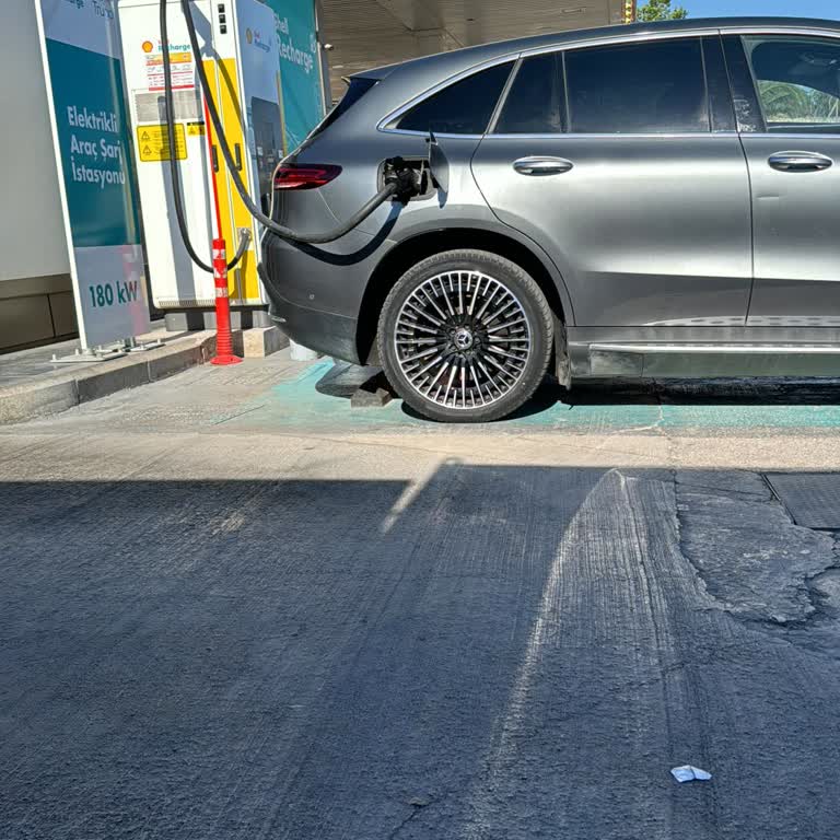 Mercedes Yolda Kaldı