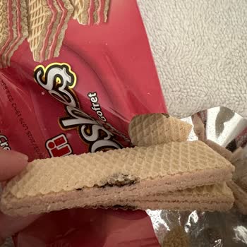 Eti Gıda Eti Hoşbeş Çilekli Gofret İçindeki Siyah Şey