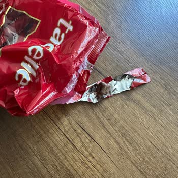 Tadelle Isırılmış Çikolata Paketliyor