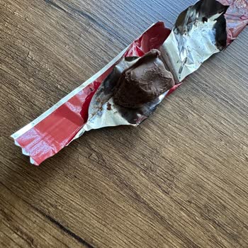 Tadelle Isırılmış Çikolata Paketliyor