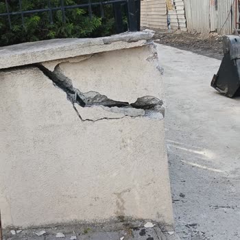 Küçükçekmece Belediyesi Bahçe Durağında Tehlike: Asfalt Kamyonu Hasarı