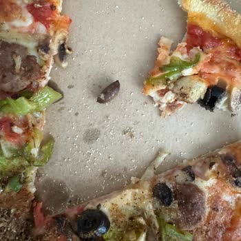 Pizza Hut'tan Aldığım Pizzadan Zeytin Çekirdeği Çıktı Ve Dişim Kırıldı