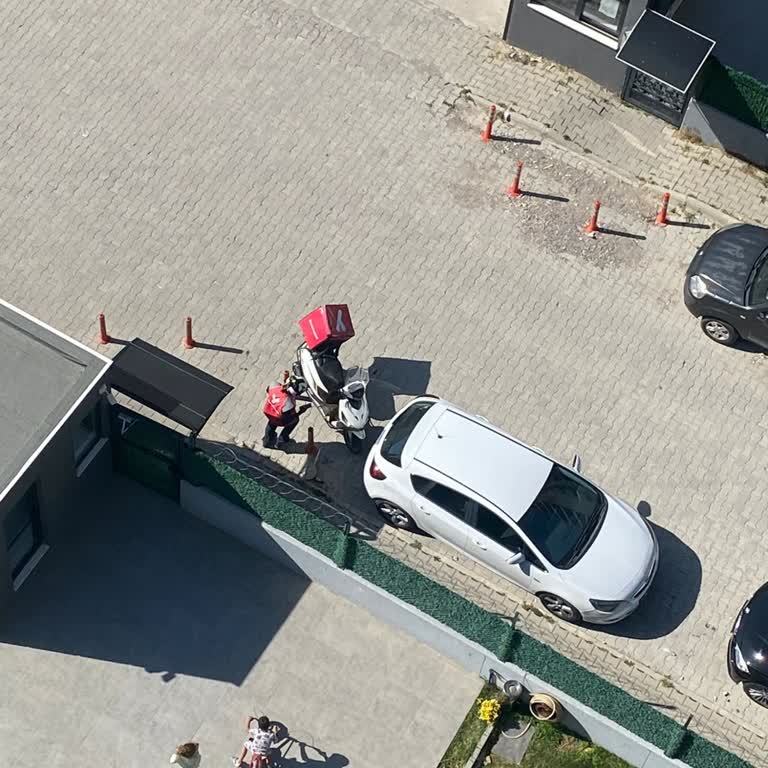 Yemeksepeti Yardımcı Olmuyor. Kurye Siparişimi Teslim Etmiyor.