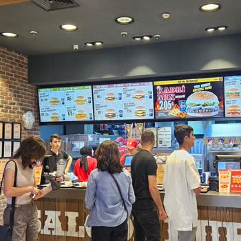Saloon Burger Elli Saat Sıra Bekleme Ve Para İdesi