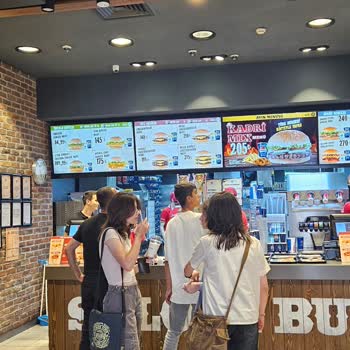 Saloon Burger Elli Saat Sıra Bekleme Ve Para İdesi